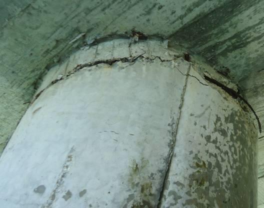 Pile head showing cracking in the hinge-like connection region, documented in the 2014 source report.