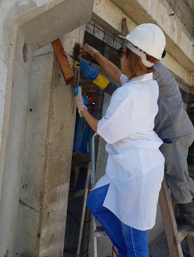 Corrosion-potential testing on a reinforced-concrete column during the Acqua Marine investigation.